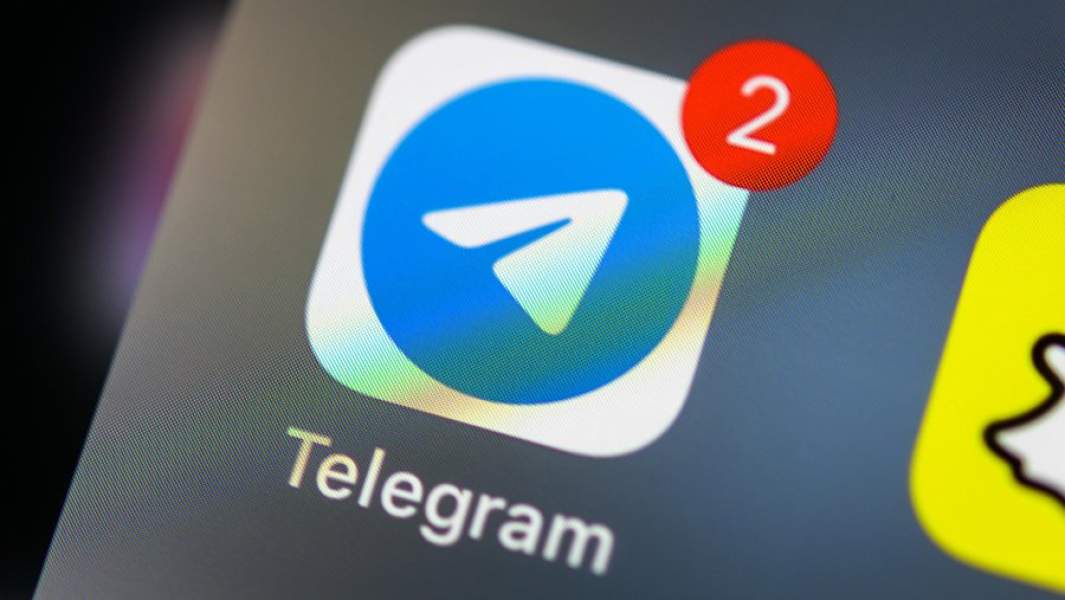 Иконка Telegram на экране смартфона