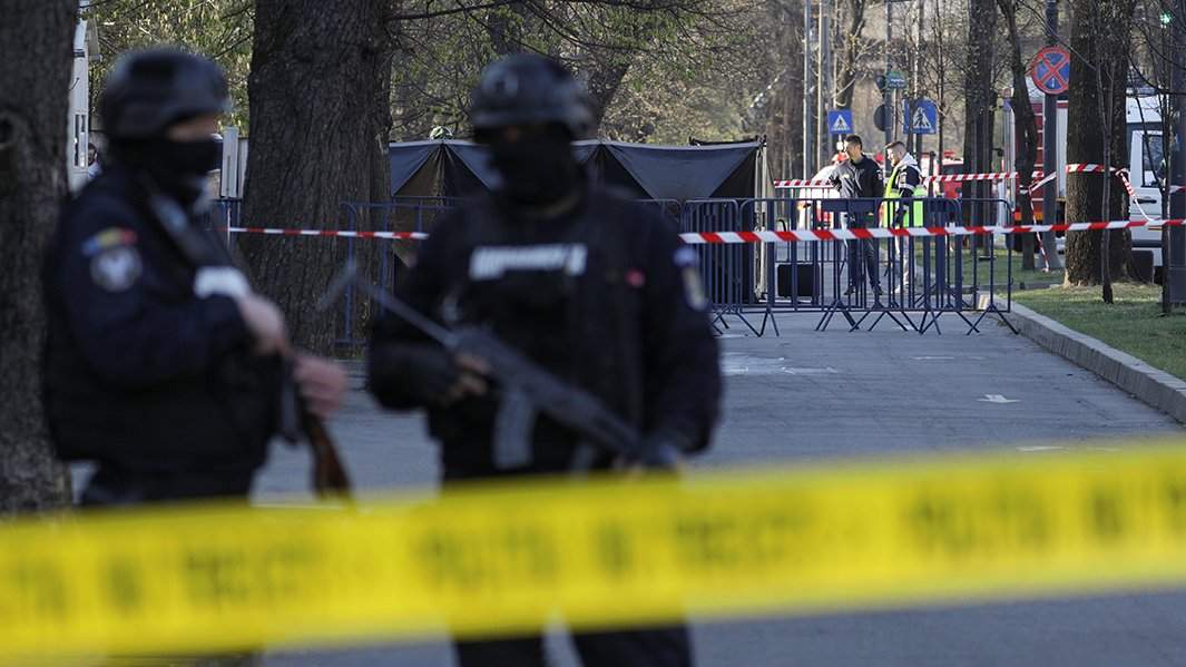 Полиция возле посольства России, в ворота которого въехал автомобиль с канистрами бензина