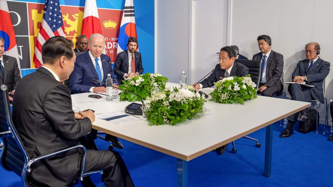 Президент Джо Байден принимает участие в трехсторонней встрече с премьер-министром Японии Фумио Кисидой и президентом Республики Корея Юн Сук Ёлем во время саммита НАТО