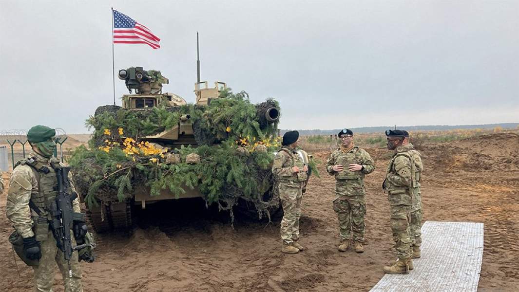 Солдаты армии США у танка  M1 Abrams во время военных учений