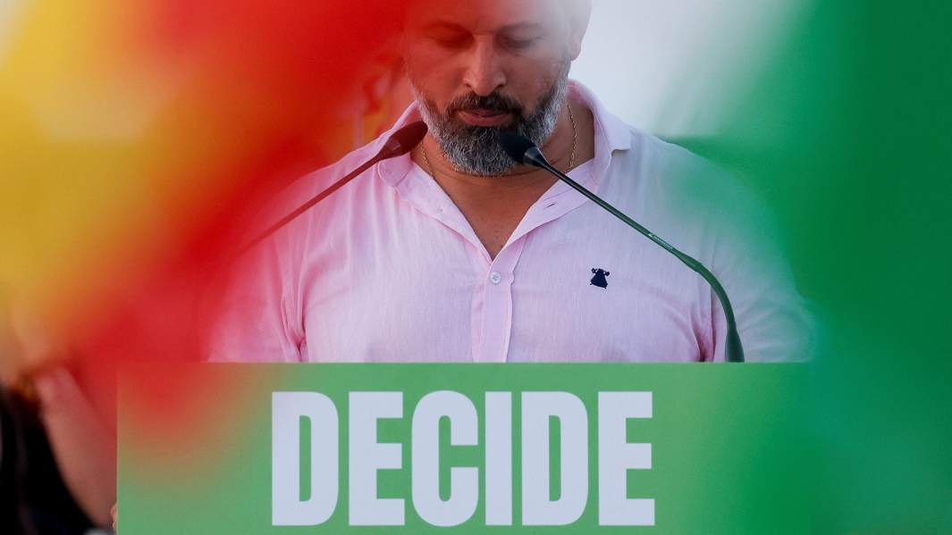 Лидер ультраправой испанской партии Vox Сантьяго Абаскаль выступает на митинге