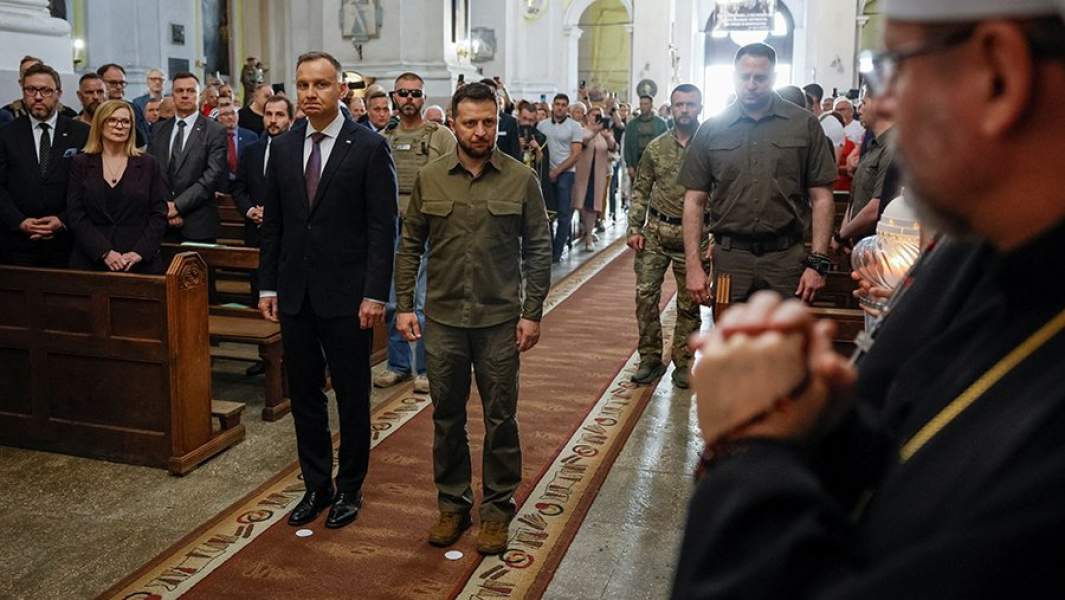 Президент Польши Анджей Дуда и президент Украины Владимир Зеленский во время траурной мессы в католическом соборе Петра и Павла в Луцке