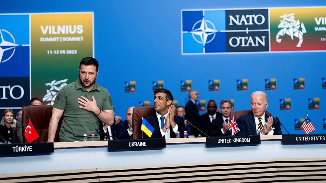 Президент Украины Владимир Зеленский, премьер-министр Великобритании Риши Сунак и президент США Джо Байден во время заседания Совета Украина-НАТО на саммите НАТО в Вильнюсе