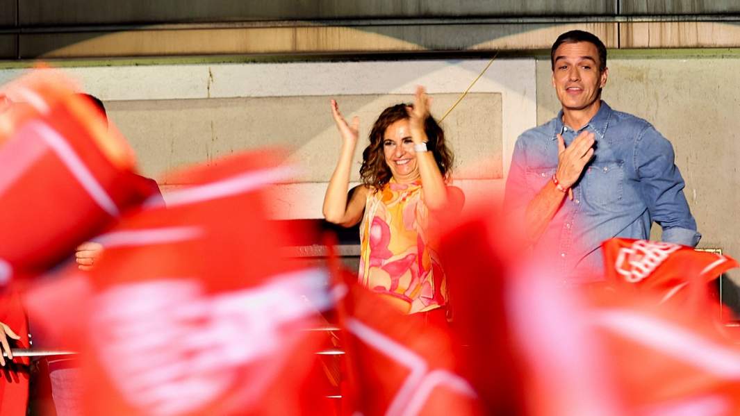 Глава правительства Испании Педро Санчес обращается к сторонникам во время всеобщих выборов в Мадриде