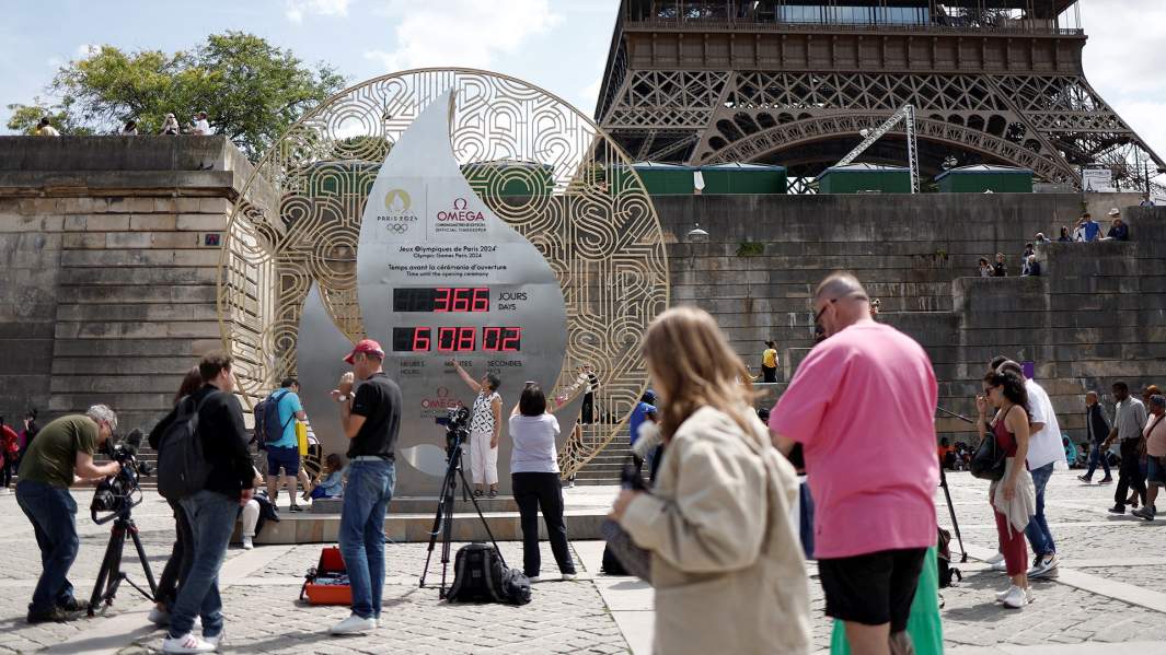 Часы обратного отсчета времени до церемонии открытия Олимпийских игр 2024 года в Париже, Франция