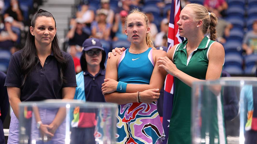 Мирра Андреева во время церемонии награждения после финального матча среди девушек на Открытом чемпионате Австралии по теннису – 2023