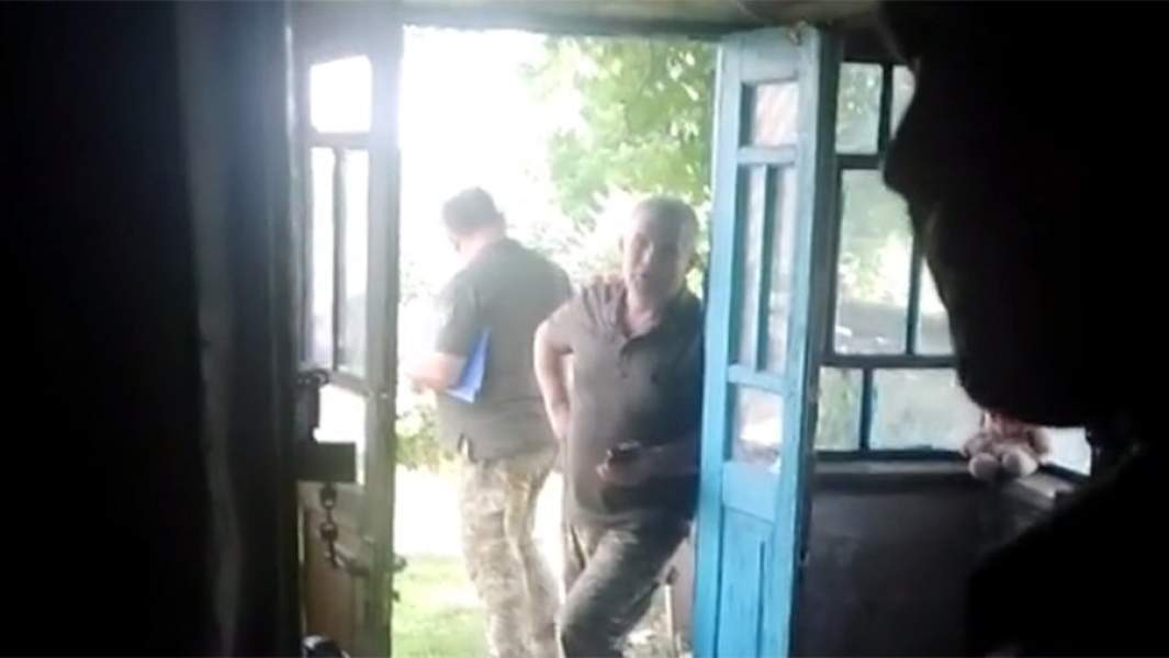 Сотрудники военкомата врываются в дом в городе Деражня Хмельницкой области