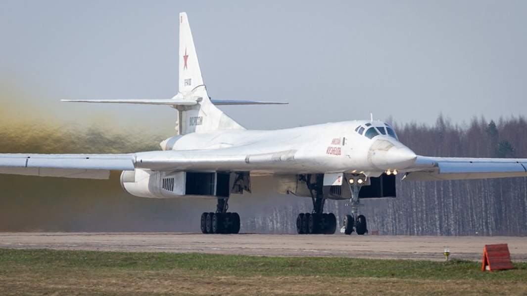 Стратегический ракетоносец Ту-160М на авиабазе в Энгельсе