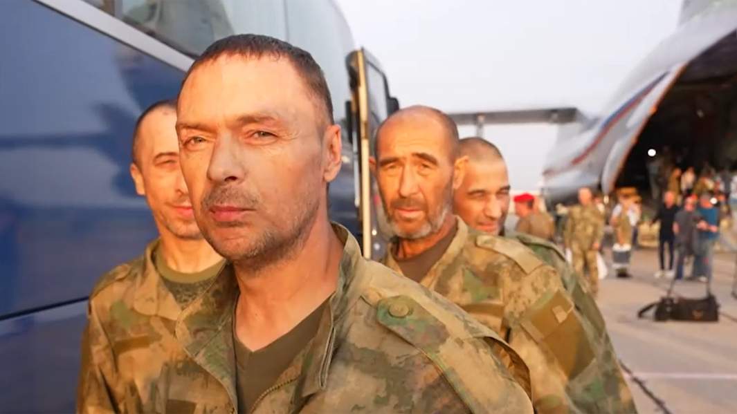 Российские военнослужащие, вернувшиеся из украинского плена, 6 июля 2023 года