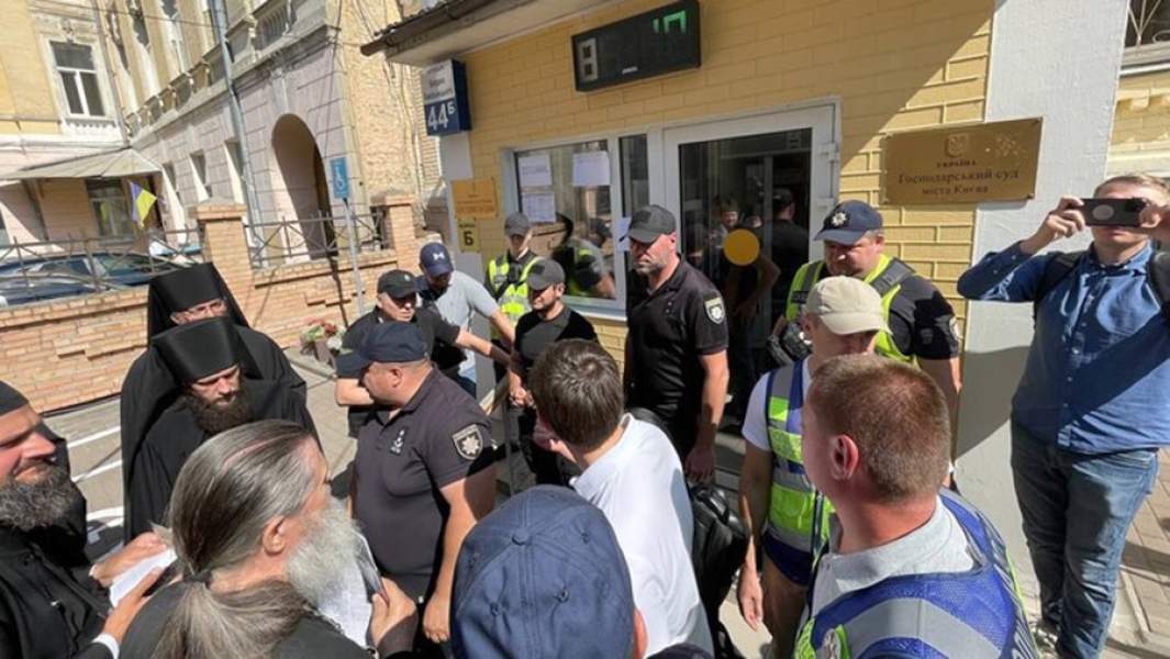 Монахи Киево-Печерской лавры перед Хозяйственным судом Киева