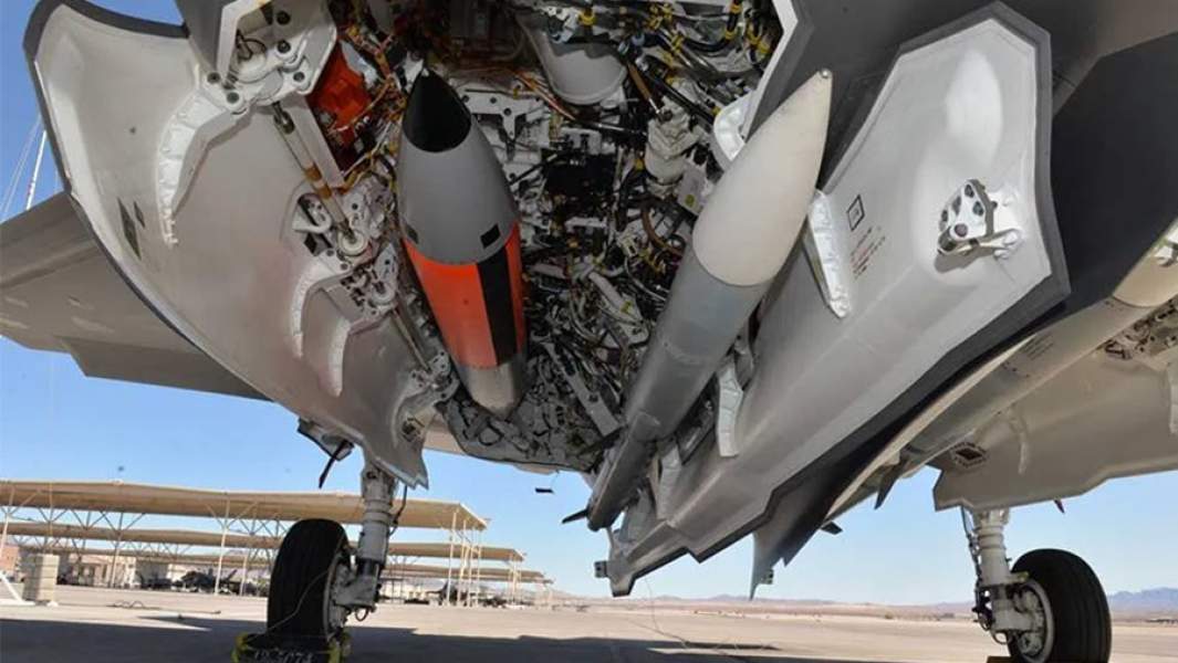Термоядерная бомба B61 в бомболюке истребителя-бомбардировщика F-35