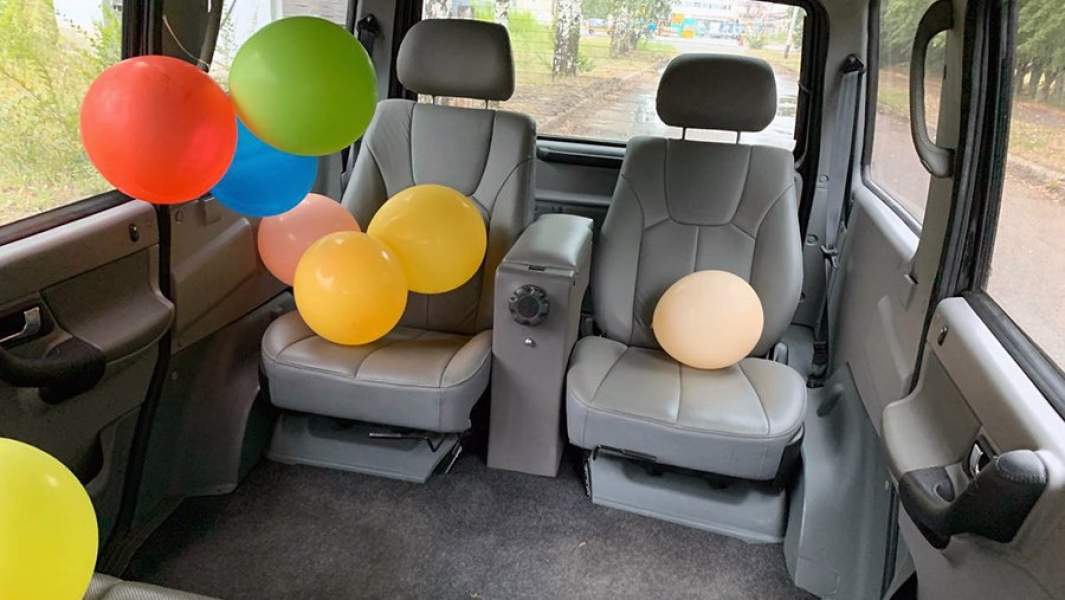 Для VIP-пассажиров в UAZ Patriot-лимузине предусмотрены раздельные кожаные кресла, установленные на салазках. В массивном боксе между ними расположен раскладной столик