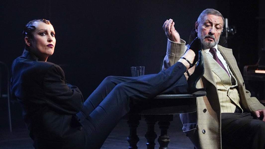 Актеры Наталья Ушакова в роли Арсеньевой и Георгий Богадист в роли Ивлева во время показа спектакля «Случайные встречи» на сцене Московского театра «Современник».