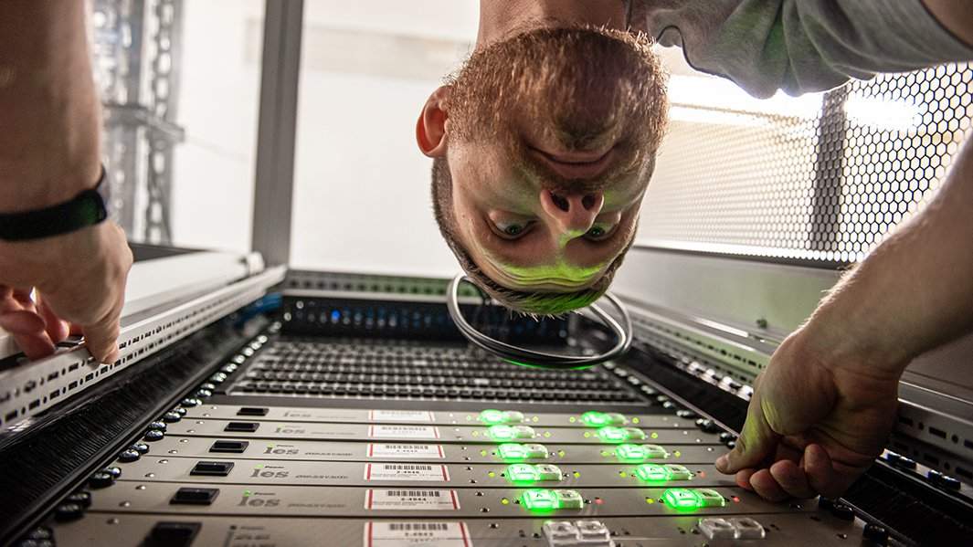 мужчина в серверной