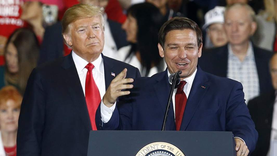 Президент Дональд Трамп стоит вместе с кандидатом от республиканцев на пост губернатора Флориды Роном ДеСантисом на предвыборном митинге в Пенсаколе, штат Флорида. 3 ноября 2018 года