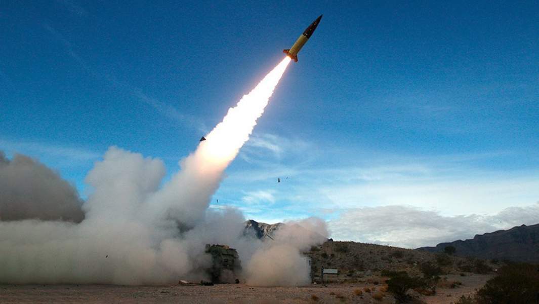 Пуск баллистической ракеты MGM-140 ATACMS