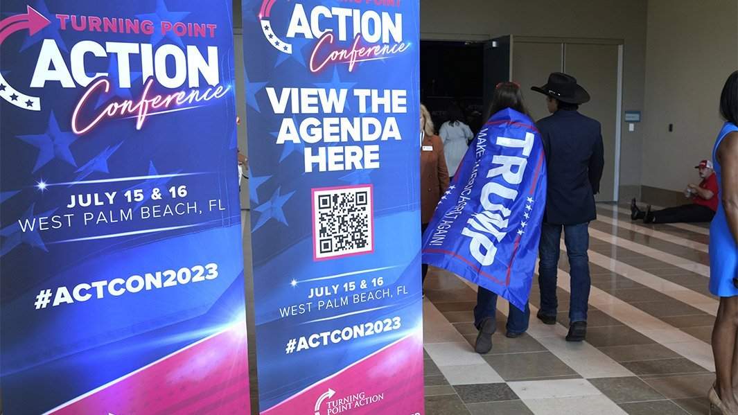 Человек с флагом Трампа на конференции Turning Point Action