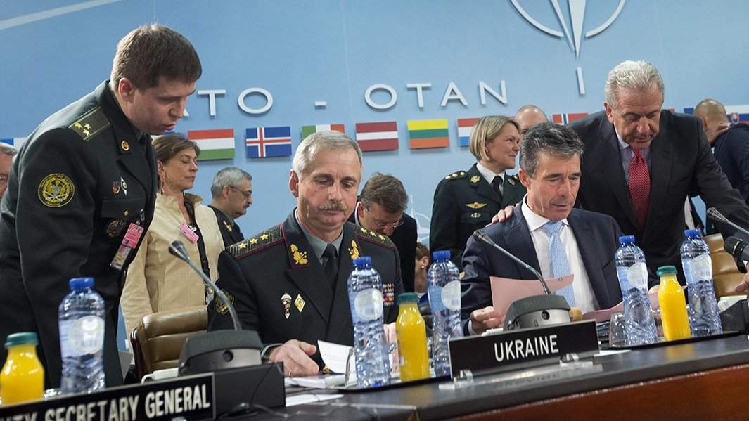 Исполняющий обязанности Министра обороны Украины генерал-полковник Михаил Коваль и Генеральный секретарь НАТО Андерс Фог Расмуссен перед началом встречи НАТО в Брюсселе