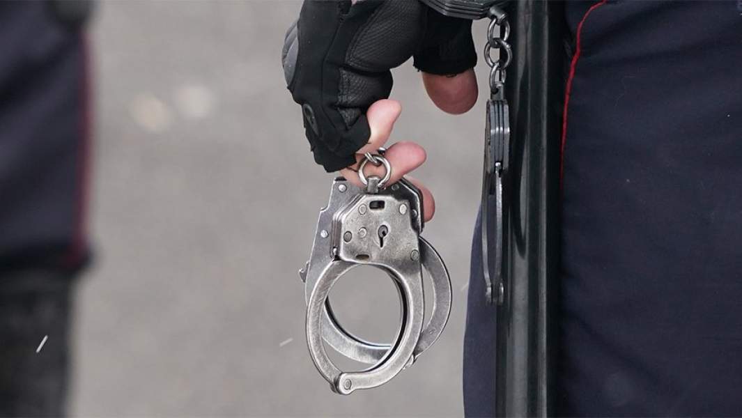 Лишь самый юный из преступников не имел проблем с законом