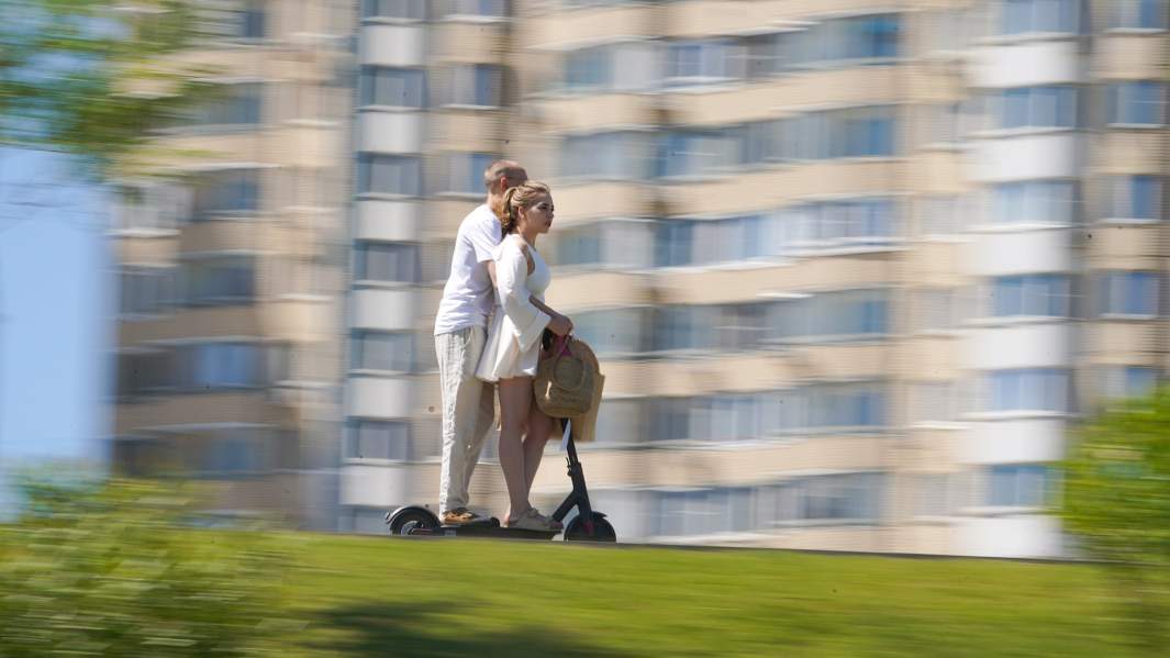 вдвоем на самокате