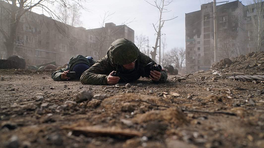 Группа журналистов под обстрелом в Мариуполе