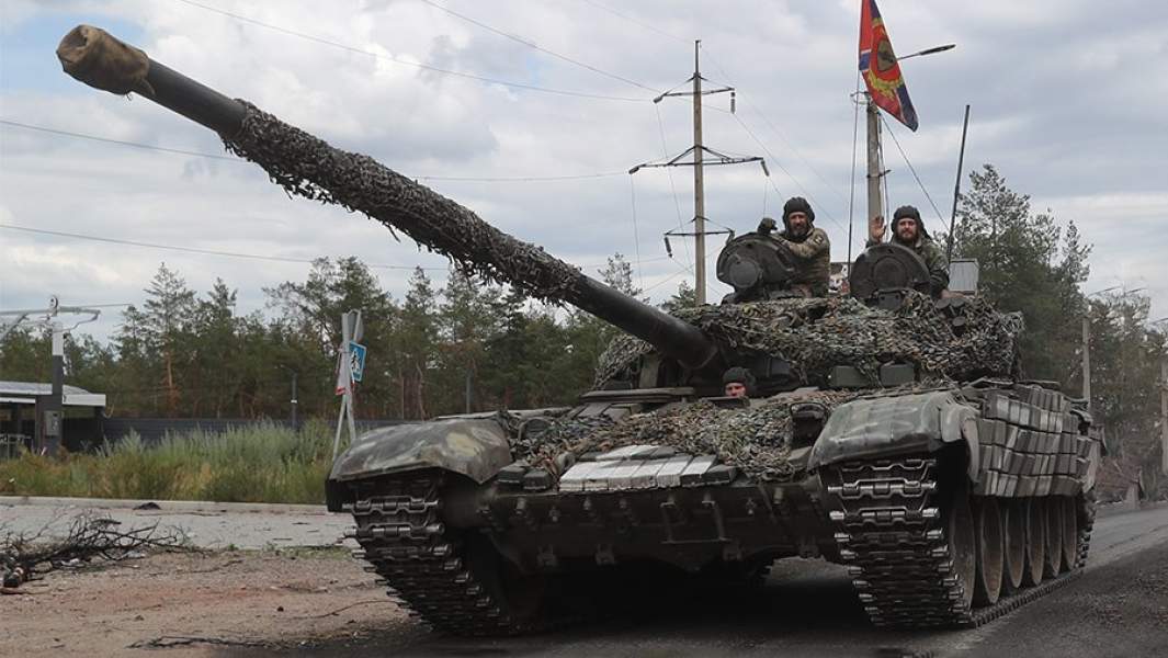 Военнослужащие ВС РФ на танке Т-72