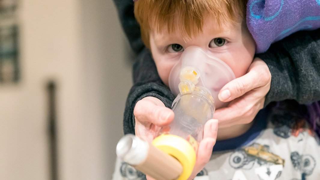 Ребенок с ингалятором