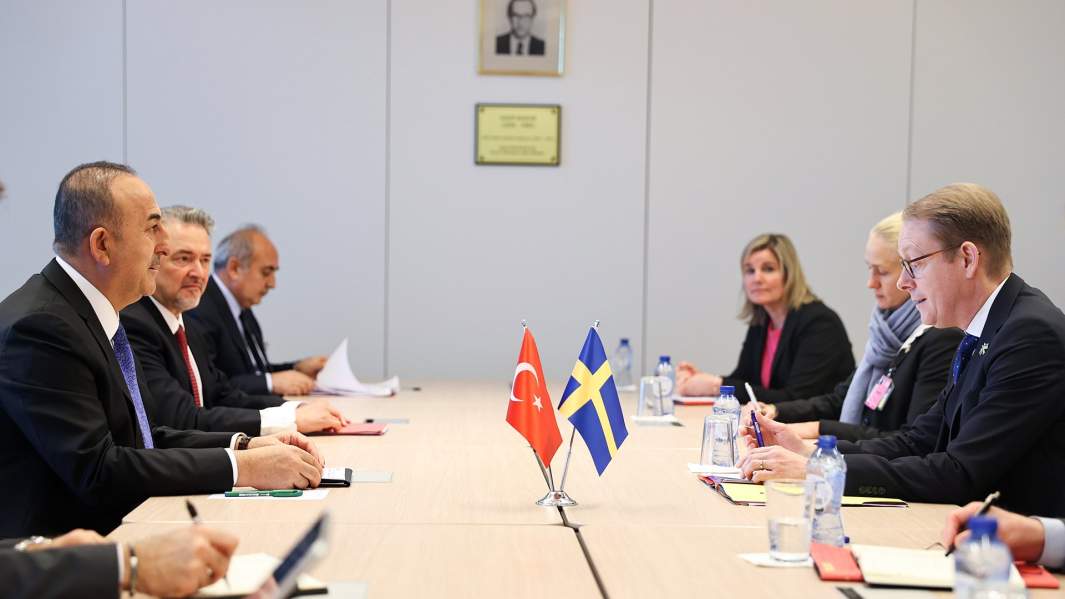 Министр иностранных дел Турции Мевлют Чавушоглу (слева) встречается с министром иностранных дел Швеции Тобиасом Бильстремом (справа)