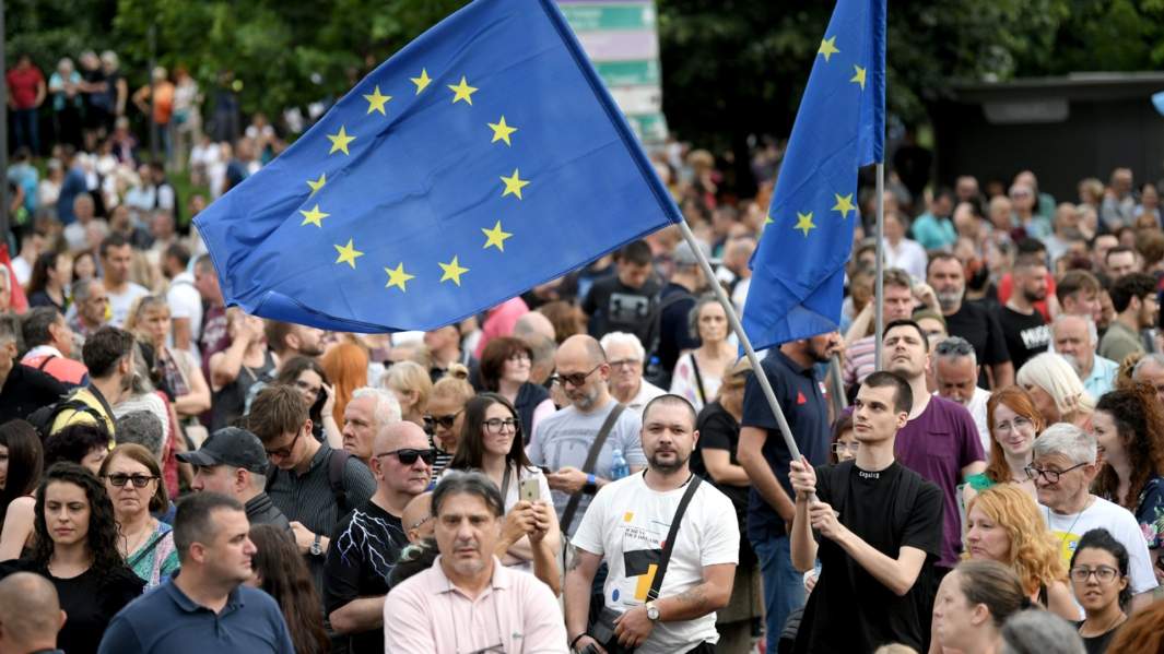 сербы с флагом евросоюза