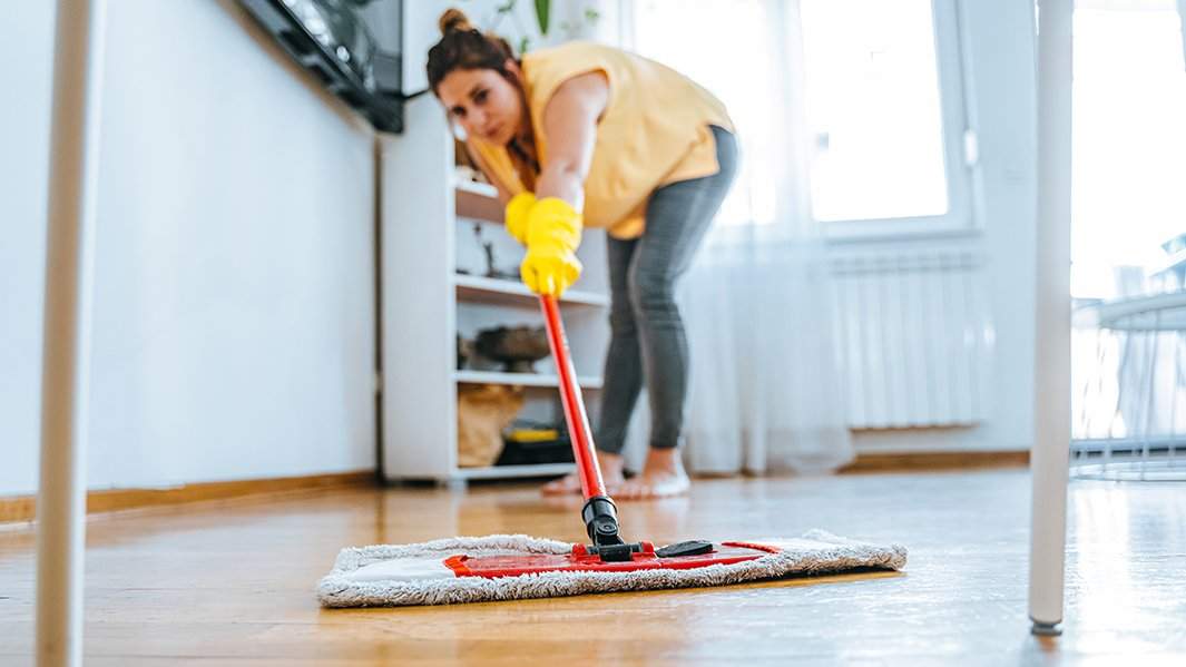 Женщина моет пол