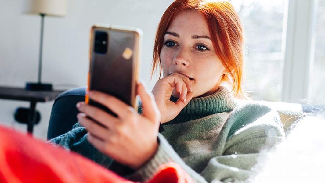 Девушка со смартфоном