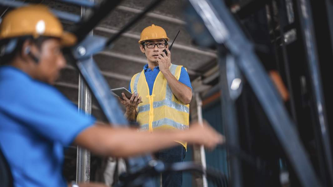 китайцы работают на погрузчике