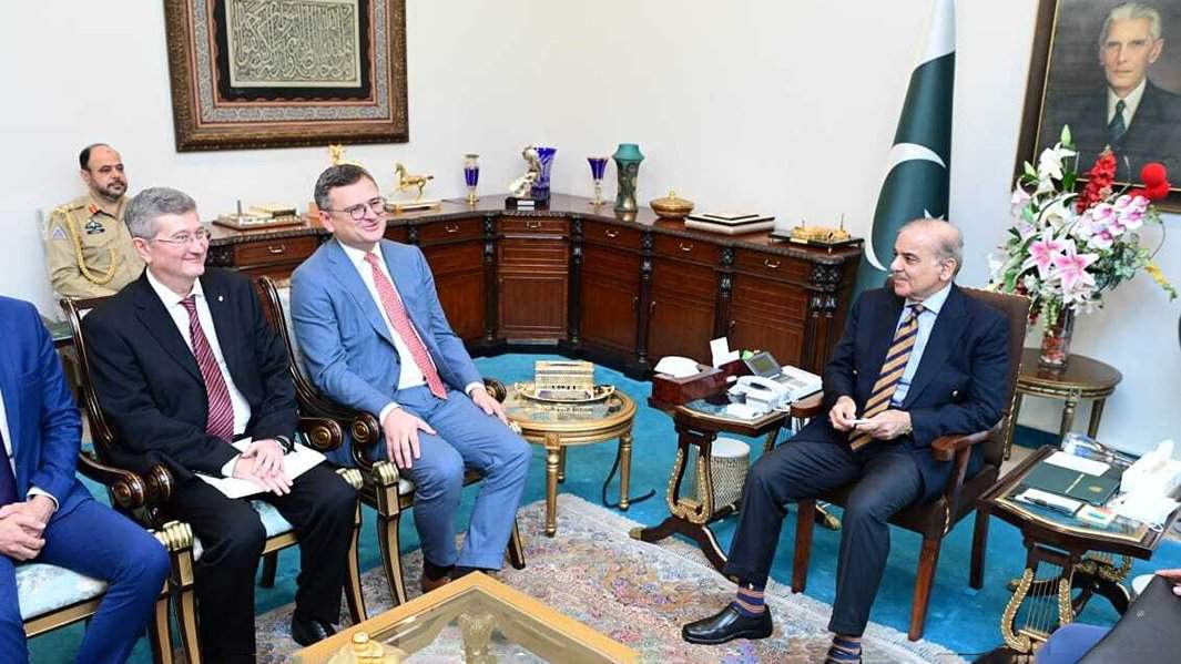 Премьер-министр Пакистана Шехбаз Шариф (справа) на встрече с министра иностранных дел Украины Дмитрием Кулебой