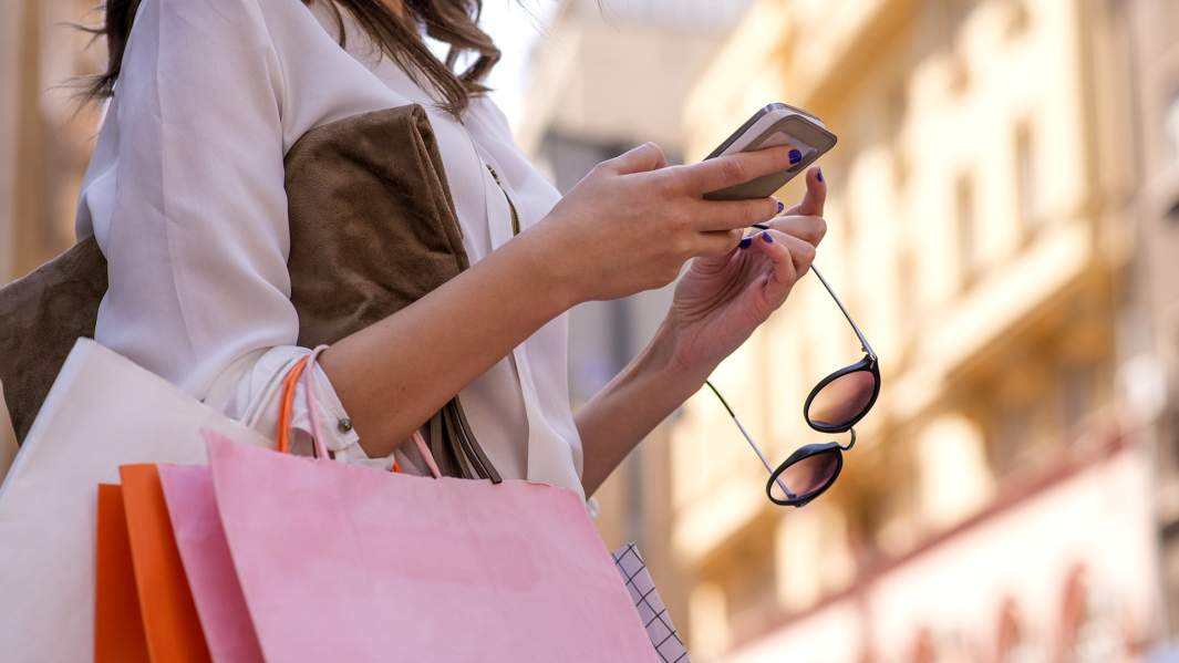 покупательница с телефоном