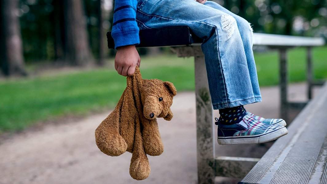 Ребенок с игрушкой