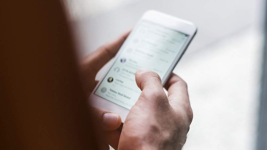 Мужчина со смартфоном