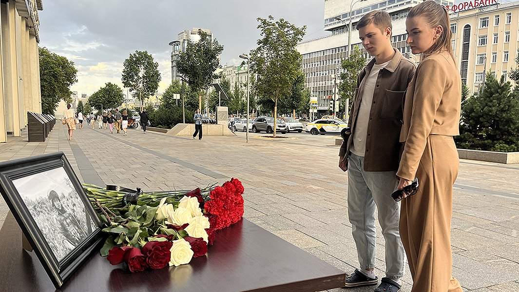 Цветы у здания информационного агентства «РИА Новости» в Москве