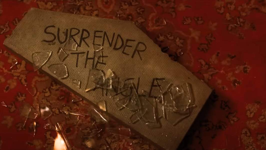 Кадр из трейлера второго сезона «Благие знамения»