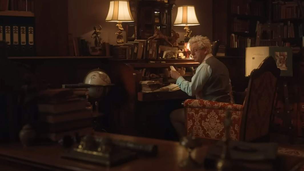 Кадр из трейлера второго сезона «Благие знамения»