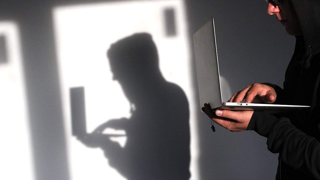 Хакер с ноутбуком