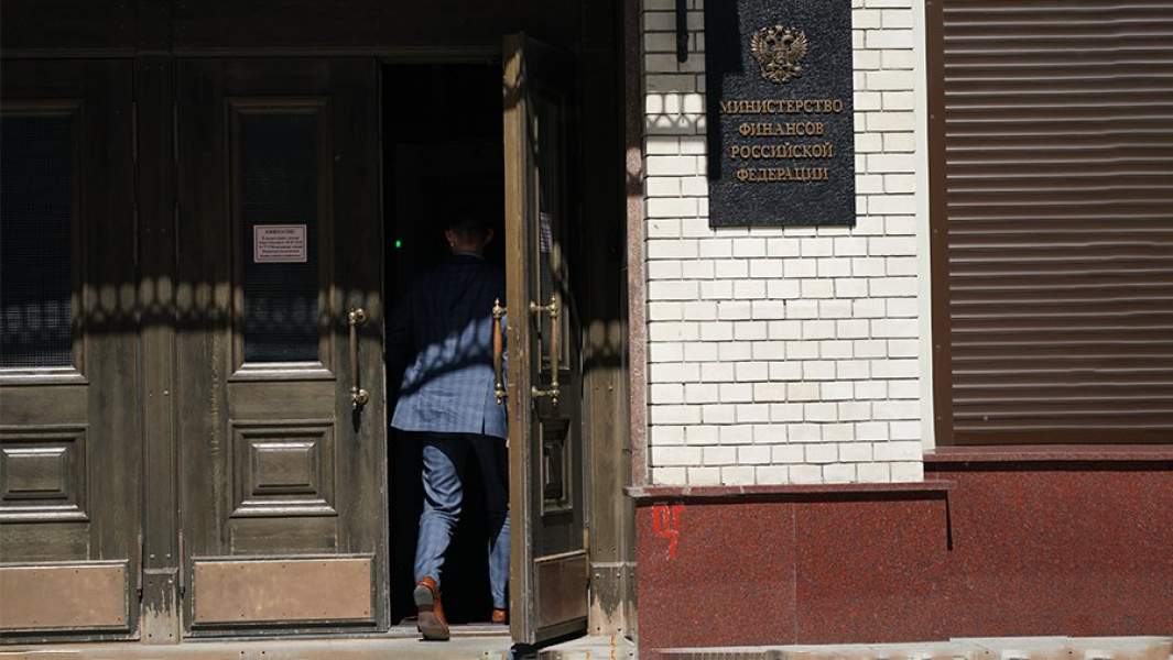 Привлекать инвестиции и Минфину, и частным компаниям станет сложнее