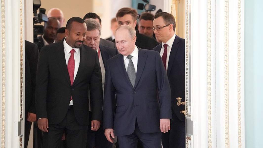 Владимир Путин и и премьер-министр Эфиопии Абий Ахмед Али во время встречи в рамках экономического и гуманитарного форума «Россия - Африка»