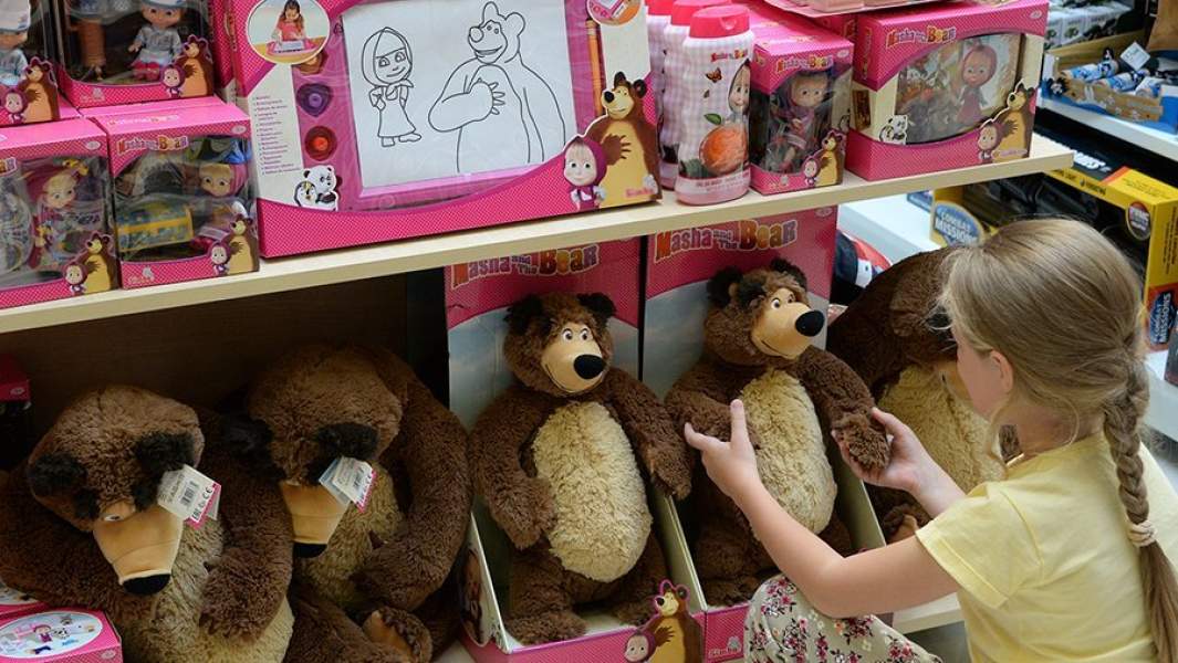 Девочка у полки с игрушками