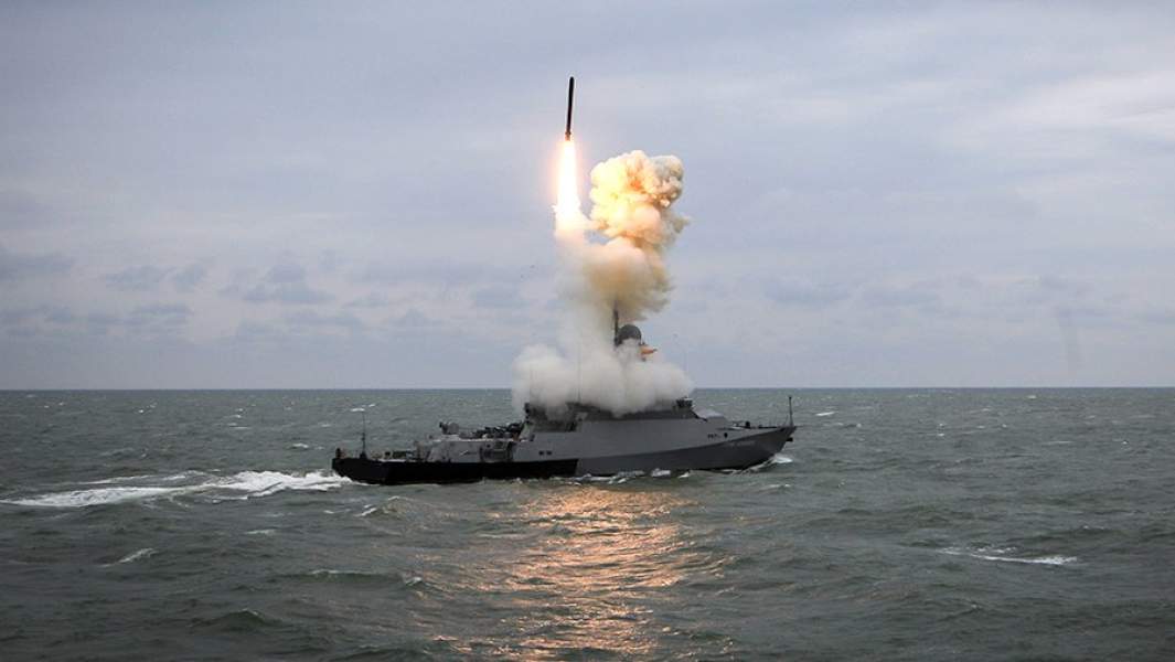 Пуск крылатой ракеты «Калибр» с борта малого ракетного корабля