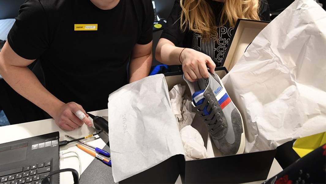 Продажа обуви в фирменном магазине