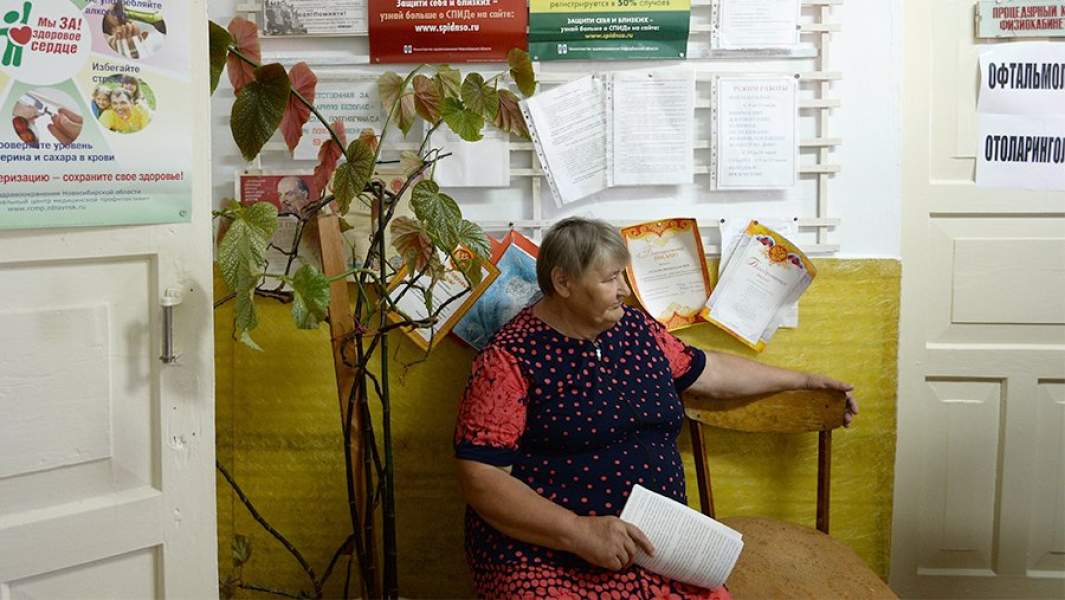 Пожилая женщина в региональной поликлинике