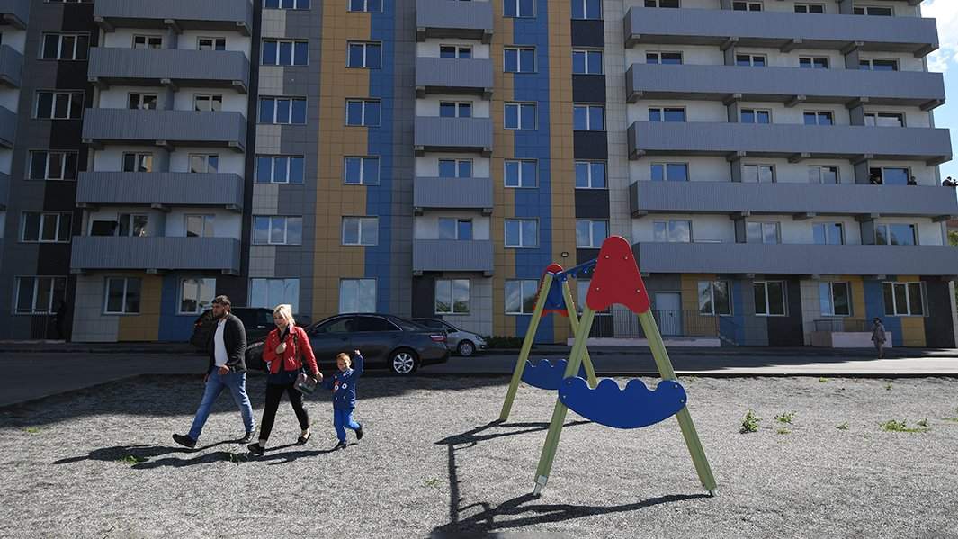 семья возле новостройки