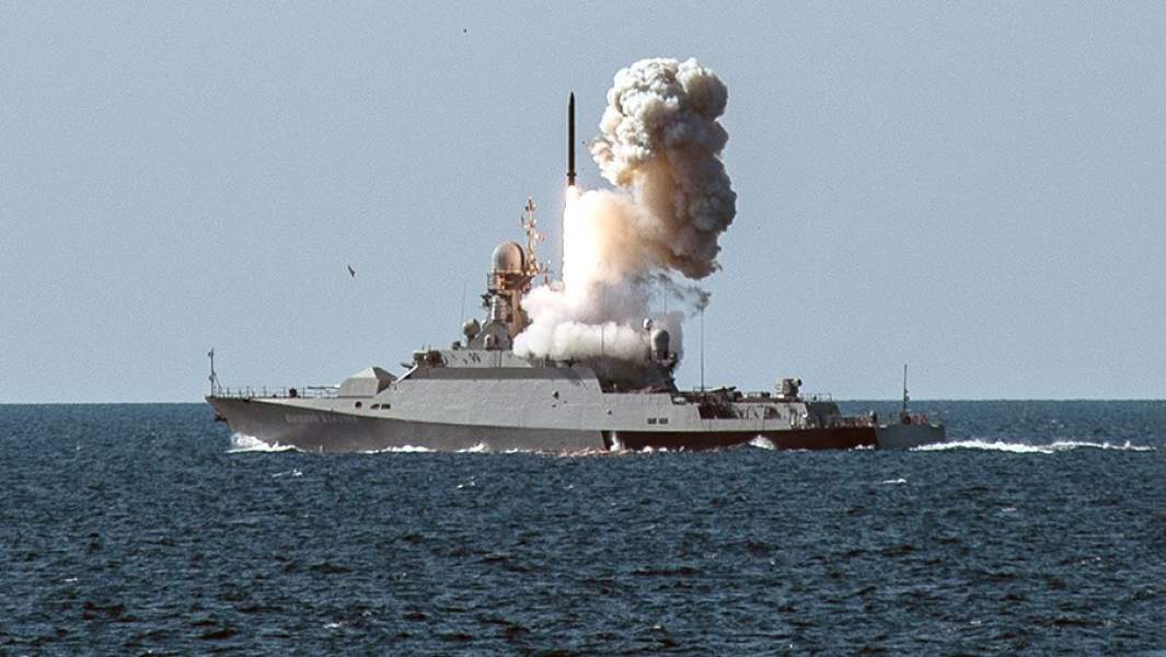 Пуск крылатой ракеты «Калибр» с борта малого ракетного корабля