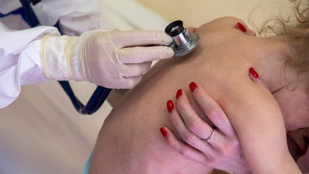 Осмотр ребенка врачом