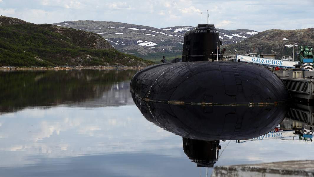 Российский атомный подводный ракетоносный крейсер проекта 949А "Антей" К-410 "Смоленск" во время тактико-специальных учений поисково-спасательных сил Северного флота России в Мотовском заливе Баренцева моря